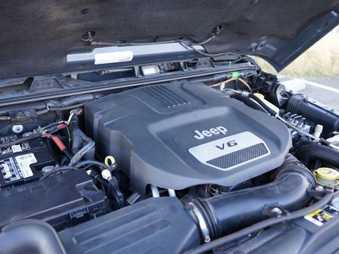 Used 2017 Jeep Wrangler Unlimited Rubicon w/ Connectivity Group image 21