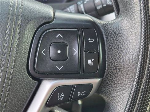 Used 2018 Toyota Highlander LE FWD image 12