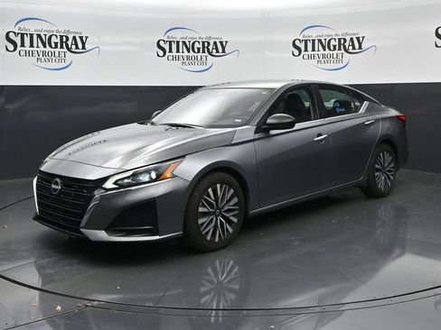 Used 2025 Nissan Altima 2.5 SV FWD image 3