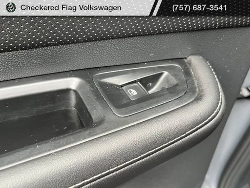 Used 2025 Volkswagen Atlas Cross Sport SEL AWD/4WD image 25