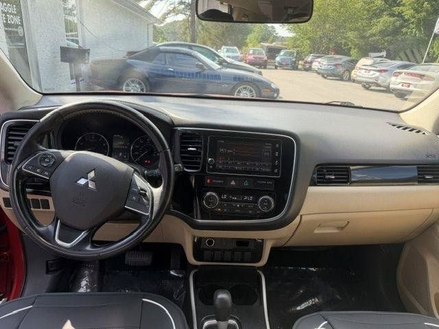 Used 2017 Mitsubishi Outlander SEL AWD/4WD image 16