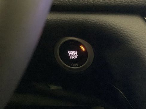 Used 2025 Chrysler Pacifica Limited image 22