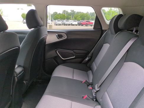 Used 2025 Kia Soul LX w/ LX Technology Package FWD image 14