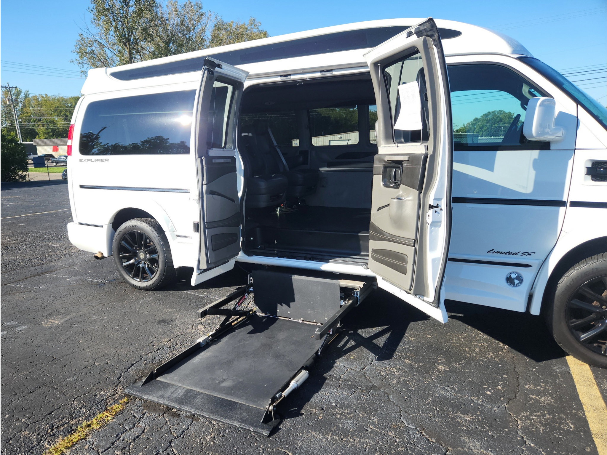 Used 2020 Chevrolet Express 2500 Extended w/ Enhanced Convenience Package RWD image 15