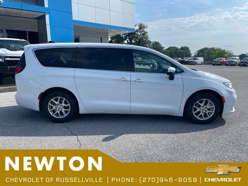 Used 2023 Chrysler Pacifica Touring-L FWD image 18