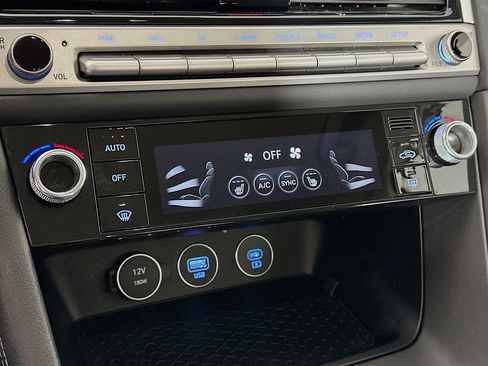 Used 2025 Genesis G70 2.5T image 24