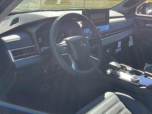 New 2025 Mitsubishi Outlander SE image 6