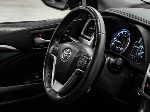 Used 2016 Toyota Highlander Limited Platinum AWD/4WD image 18