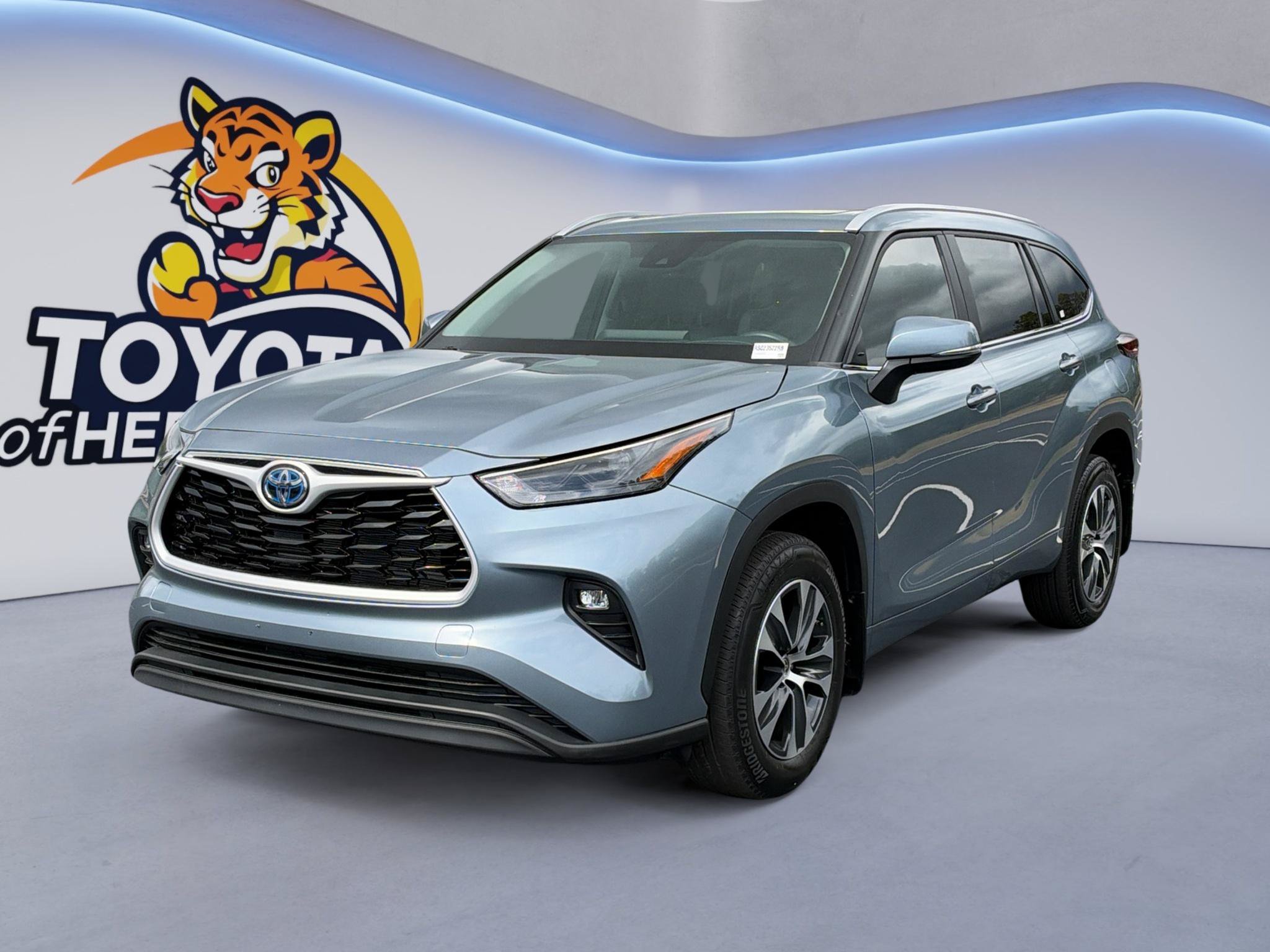 Used 2024 Toyota Highlander XLE FWD image 1