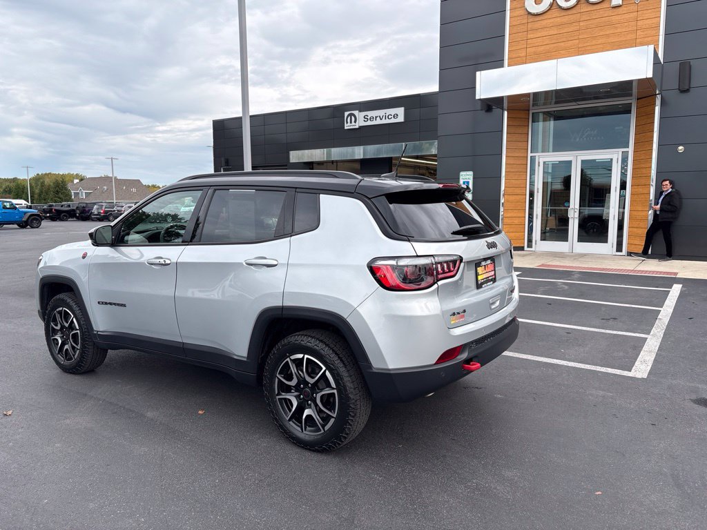 Used 2025 Jeep Compass Trailhawk AWD/4WD image 3