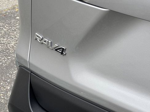 Used 2021 Toyota RAV4 XLE AWD/4WD image 30