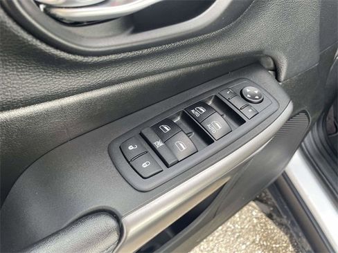 Used 2019 Jeep Cherokee Latitude Plus image 18