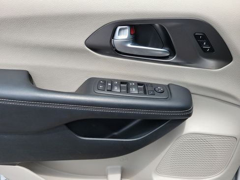 Used 2024 Chrysler Pacifica Touring-L FWD image 7