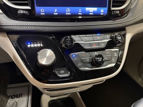 Certified 2023 Chrysler Pacifica Touring-L AWD/4WD image 31
