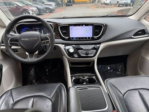 Used 2023 Chrysler Pacifica Limited image 12