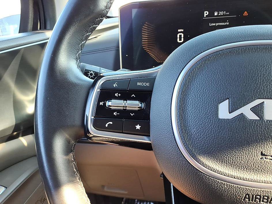 Used 2025 Kia Carnival FWD image 27
