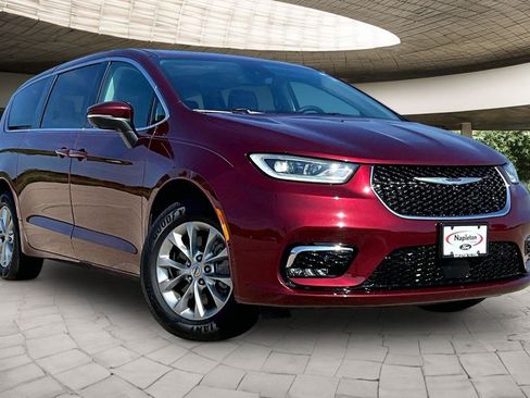Used 2023 Chrysler Pacifica Touring-L AWD/4WD image 2