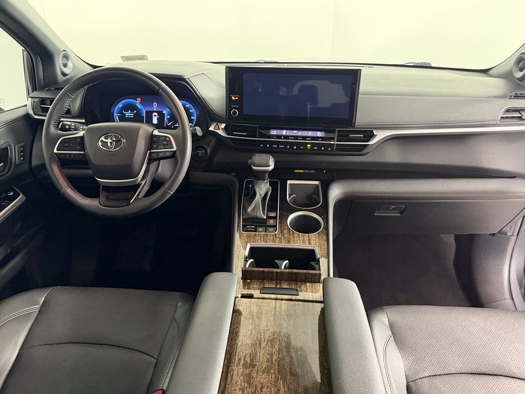 Used 2025 Toyota Sienna Limited FWD image 15