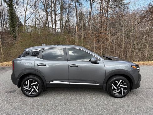 Used 2025 Nissan Kicks SV w/ Charging Package image 5