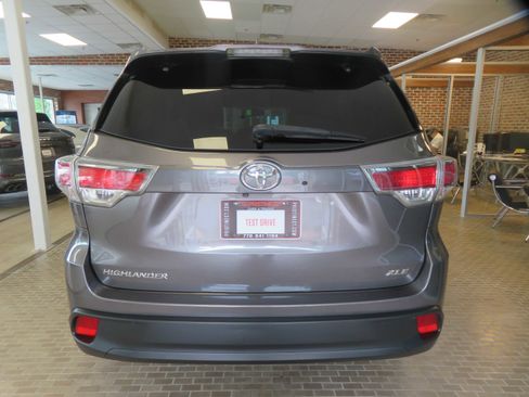 Used 2016 Toyota Highlander XLE FWD image 5