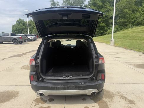 Used 2022 Ford Escape SE w/ Cold Weather Package FWD image 9