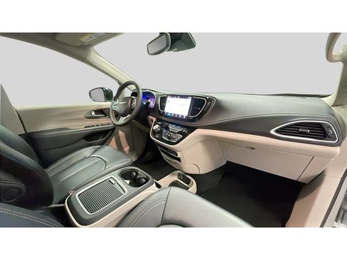 Used 2024 Chrysler Pacifica Touring-L FWD image 19