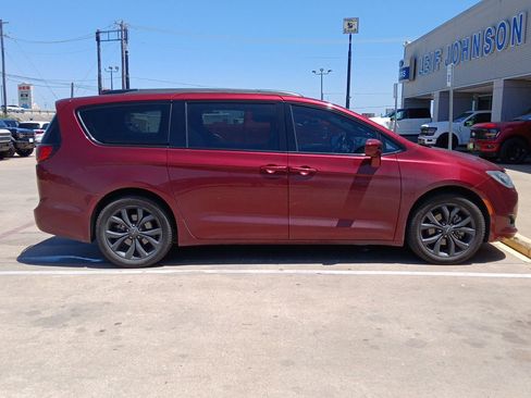 Used 2019 Chrysler Pacifica Touring-L FWD image 6