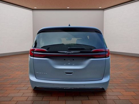 Used 2023 Chrysler Pacifica Touring-L FWD image 6