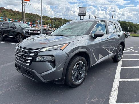 Used 2024 Nissan Rogue SV image 9