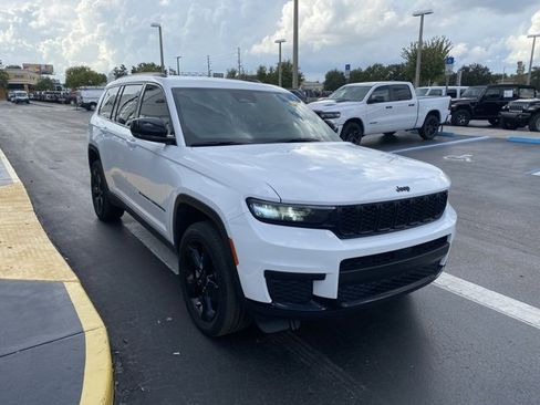 Used 2021 Jeep Grand Cherokee L Laredo image 2