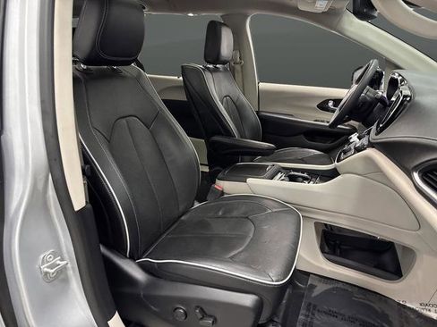 Used 2023 Chrysler Pacifica Limited w/ Uconnect Theater Family Group image 34
