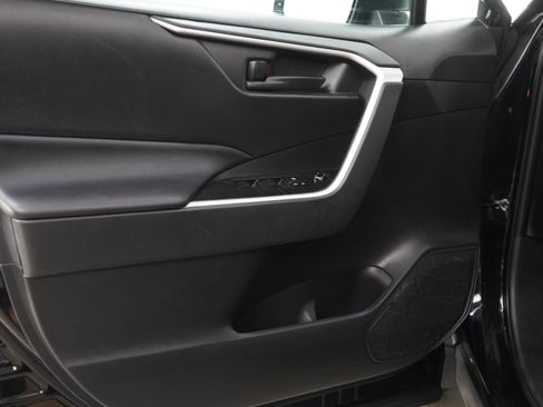 Used 2019 Toyota RAV4 LE w/ Carpet Mat Package AWD/4WD image 18