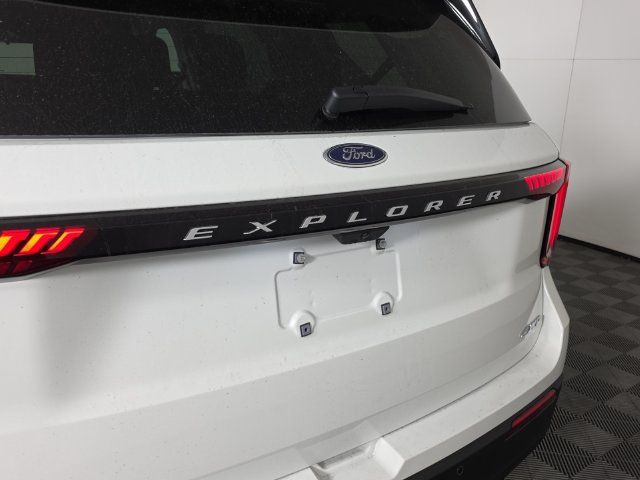 Used 2026 Ford Explorer Active AWD/4WD image 11