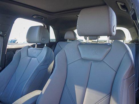 Certified 2025 Audi Q3 2.0T Premium w/ Convenience Package image 9