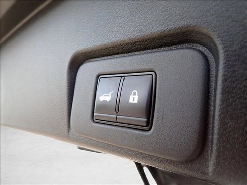 Used 2024 Nissan Rogue SV image 8