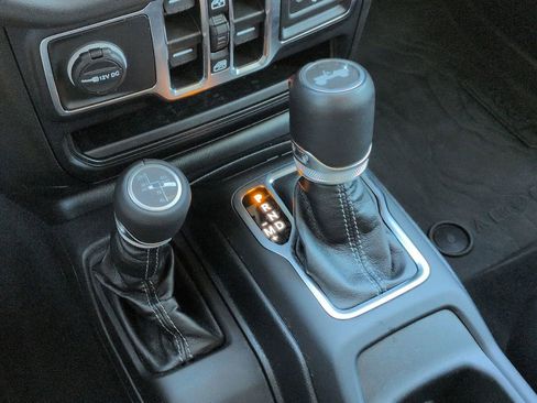 Used 2024 Jeep Wrangler Unlimited Sahara AWD/4WD image 15
