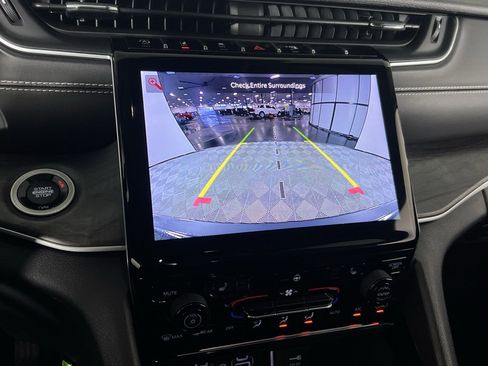 Used 2022 Jeep Grand Cherokee Limited image 14