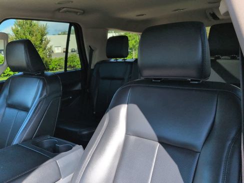 Used 2024 Ford Expedition XLT RWD image 8