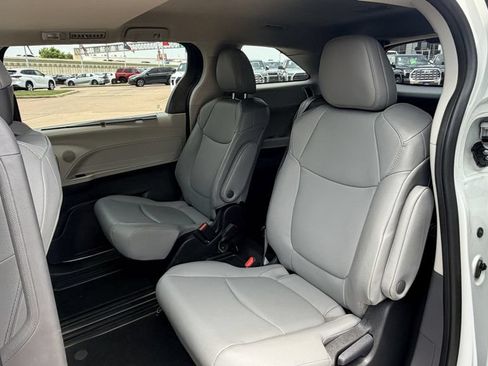 Used 2023 Toyota Sienna XLE FWD image 32