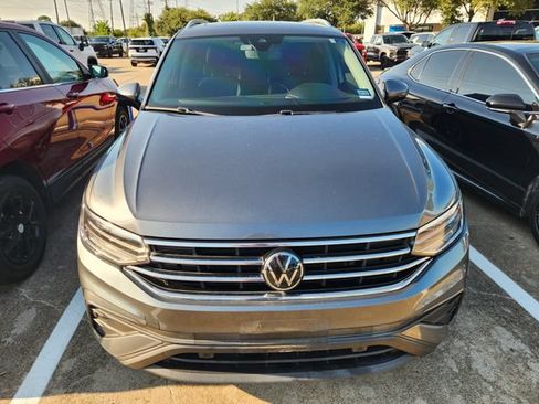 Used 2022 Volkswagen Tiguan SE w/ Panoramic Sunroof Package FWD image 2