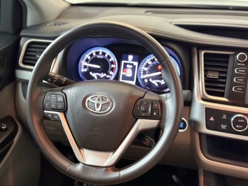 Used 2016 Toyota Highlander XLE image 11