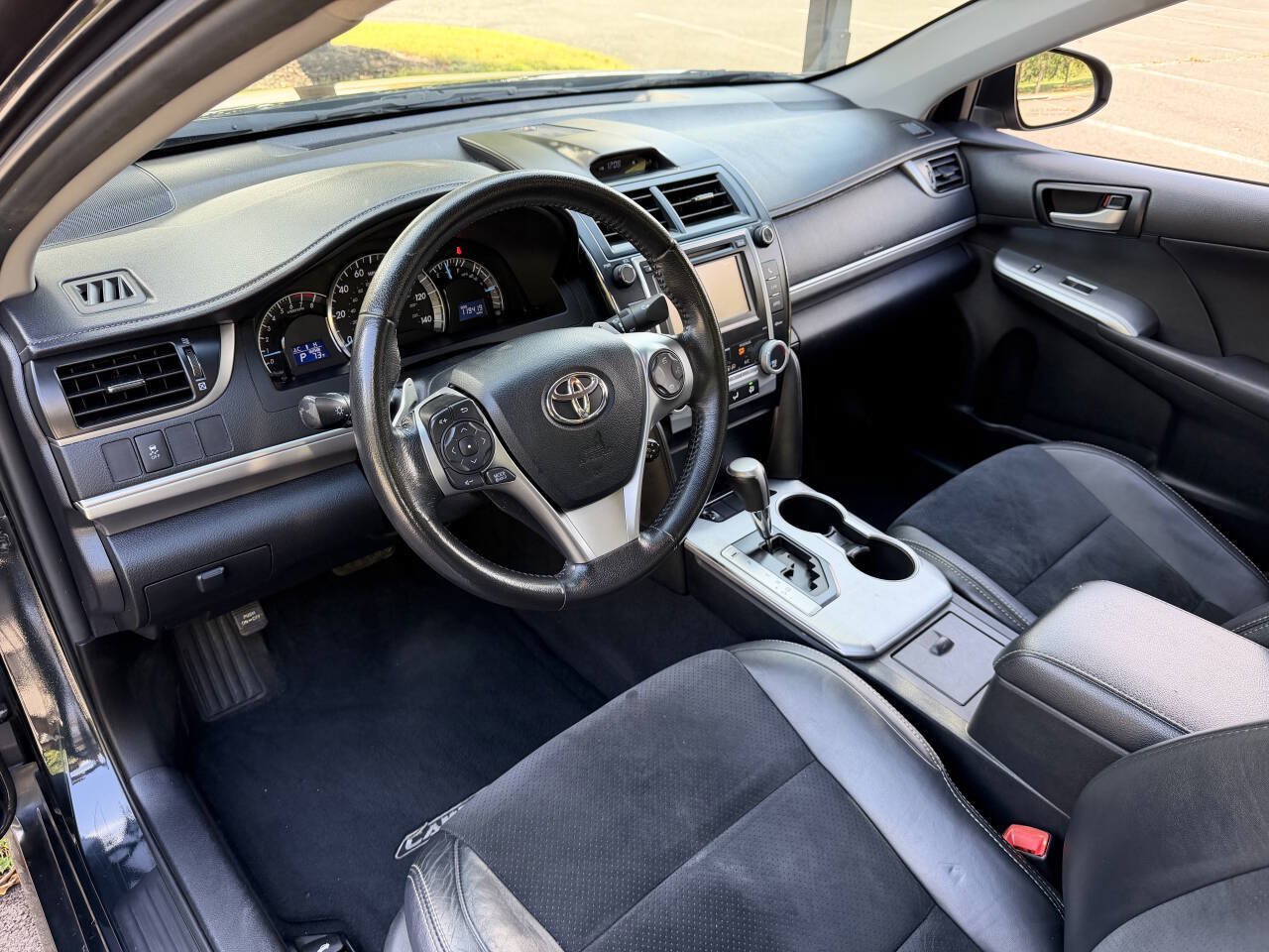 Used 2012 Toyota Camry SE w/ Leather Pkg FWD image 12