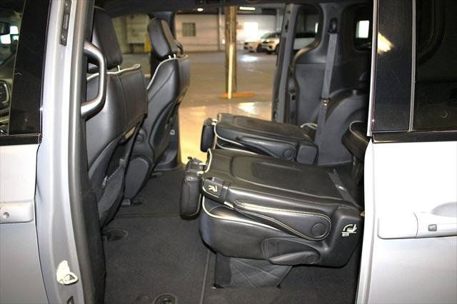 Certified 2025 Chrysler Pacifica Limited FWD image 30