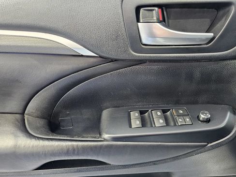 Used 2019 Toyota Highlander SE w/ Carpet Mat Package (TMS) FWD image 14