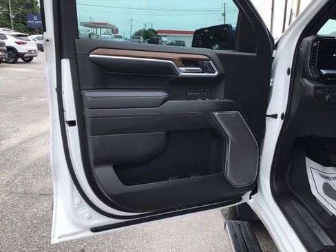 Used 2023 Chevrolet Silverado 1500 High Country w/ High Country Premium Package AWD/4WD image 9