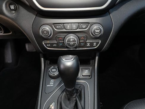 Used 2022 Jeep Cherokee Latitude Lux w/ Sun & Sound Group AWD/4WD image 18