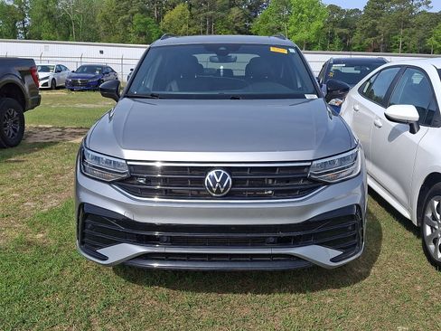 Used 2022 Volkswagen Tiguan SE R-Line image 2