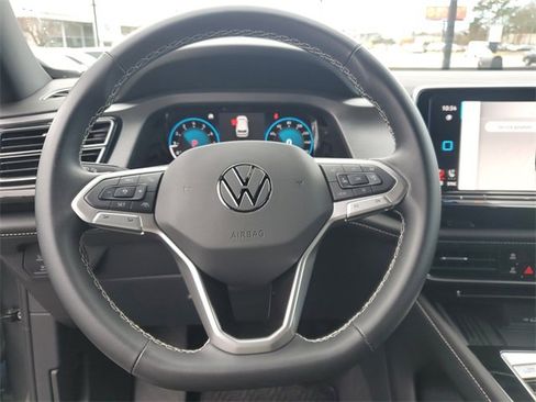 Certified 2025 Volkswagen Atlas Cross Sport SE w/ Panoramic Sunroof Package image 22