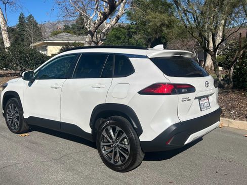 Used 2022 Toyota Corolla Cross XLE image 3