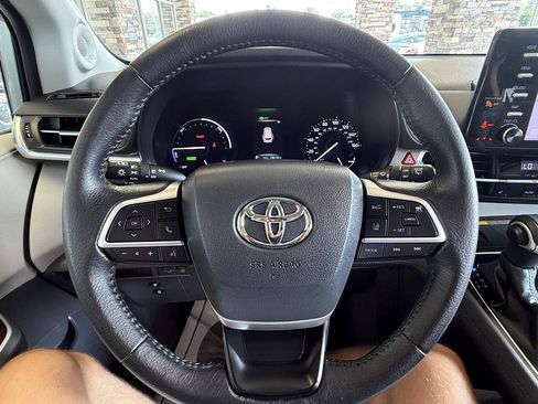 Used 2022 Toyota Sienna XLE w/ XLE Plus Package FWD image 10
